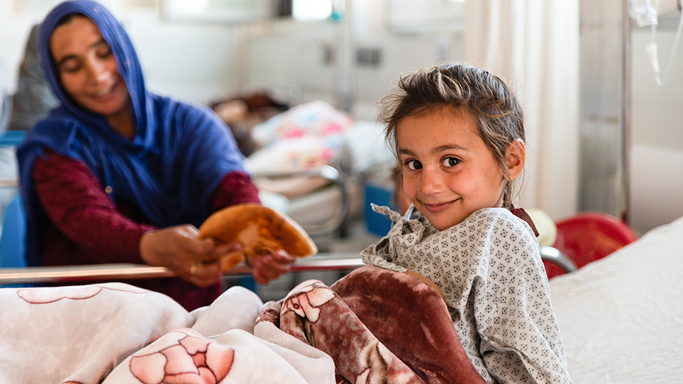 Bibi Mariam und ihre Mutter Moslemeh im MSF Kunduz Trauma Centre, Provinz Kundus, Afghanistan. Ärzte ohen Grenzen